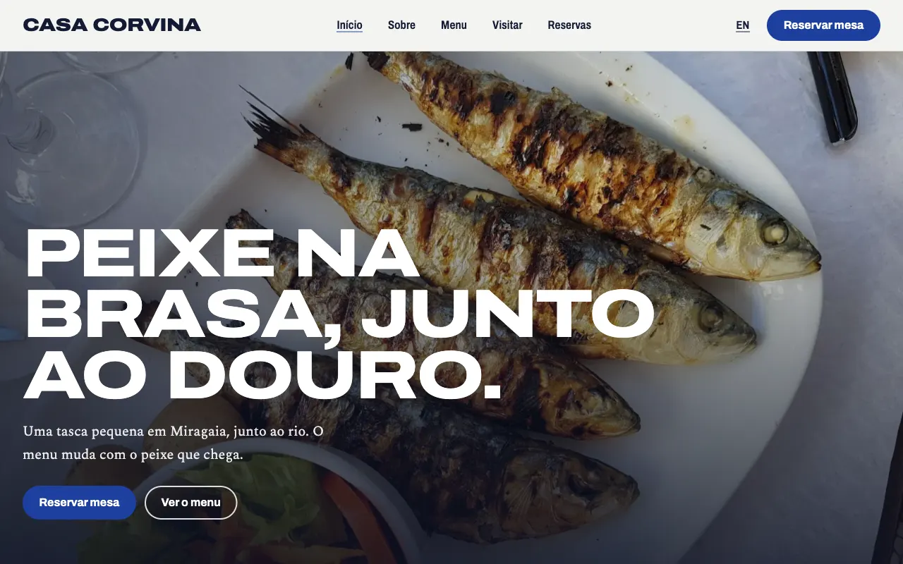 Página inicial da Casa Corvina, um restaurante de peixe de demonstração no Porto, com sardinhas assadas e um botão para reservar mesa.